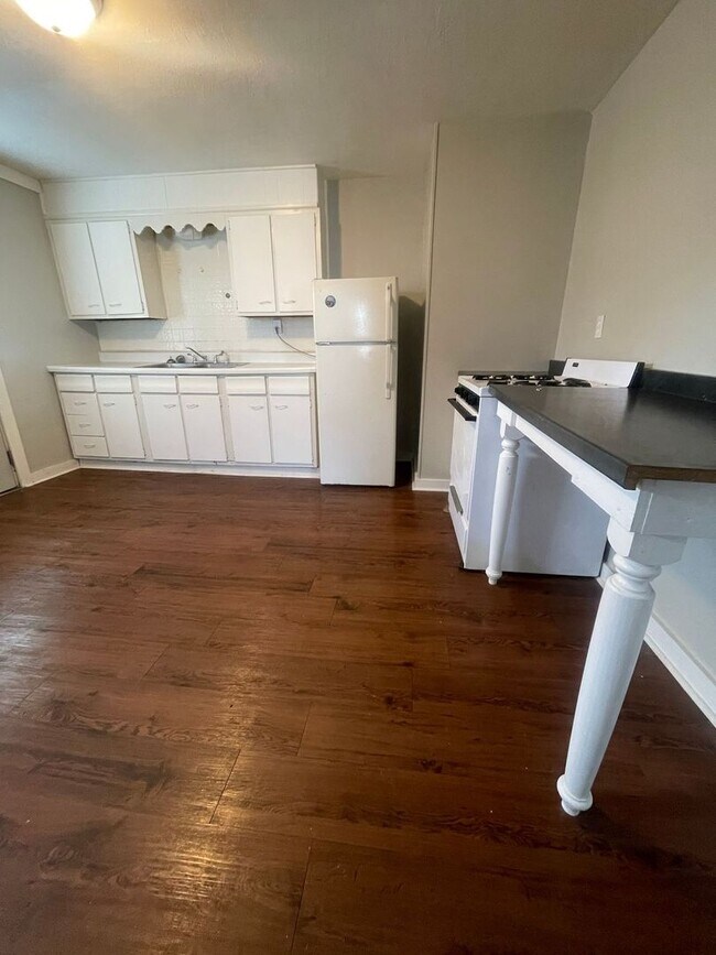 Building Photo - 301 E Memorial Dr