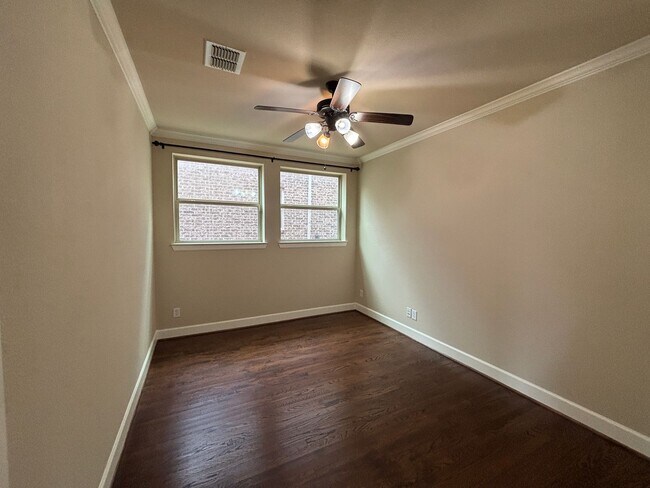 Building Photo - 5 BR/4BA | Updated Single Family Home | 2-Car Garage | Gated backyard