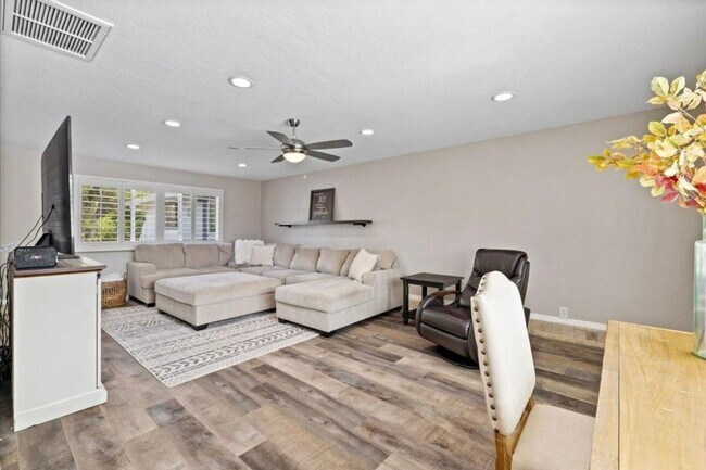 Building Photo - 4/2 Granite Bay, Pool, Jacuzzi, RV Parking...