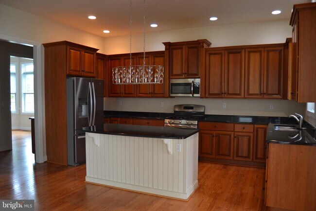 Building Photo - 806 Wren Ln