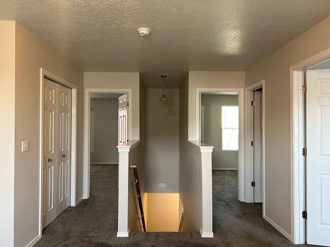 Building Photo - Discover Tranquil Living at Ariposa Park: 4BR, 2.5BA Home