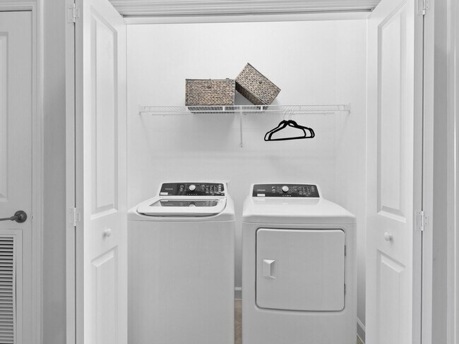 Building Photo - 3 Bedroom - Fully Furnished Townhome in Fo...