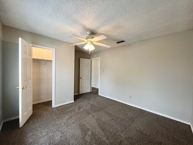 Building Photo - 5908 10th Dr