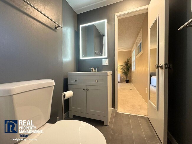 Building Photo - Beautifully Updated 3 Bedroom Rambler!