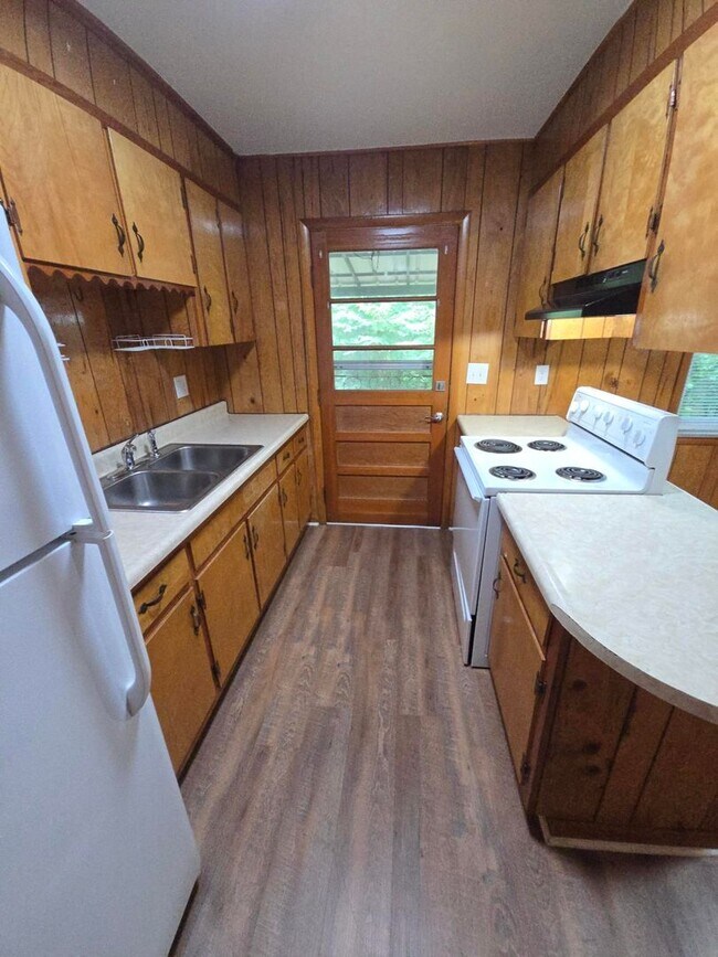 Building Photo - 2 bedroom 1 bath