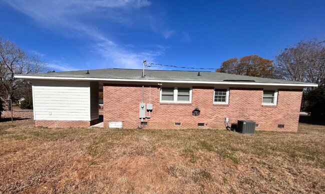 Building Photo - 3 Bedrooms off Mt. Gallant!!