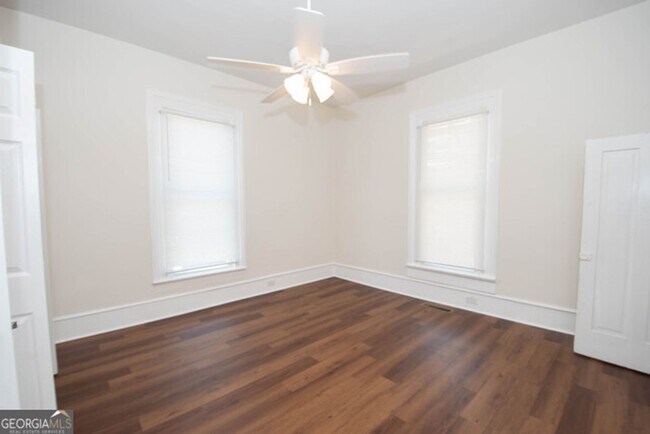 Building Photo - Will not last! Walk to the square in Newna...