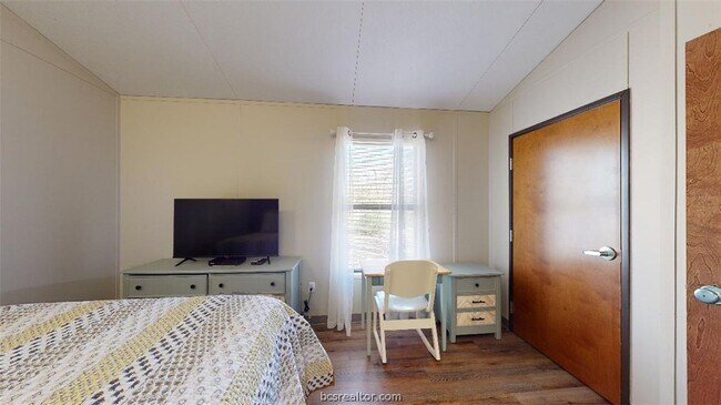 Building Photo - 5585 Straub Rd