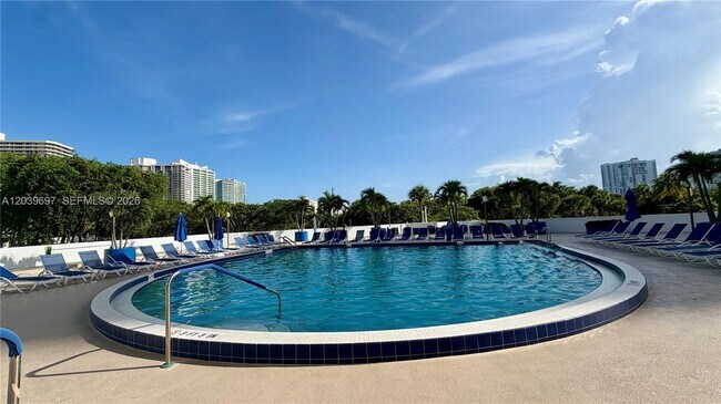 Building Photo - 3701 N Country Club Dr