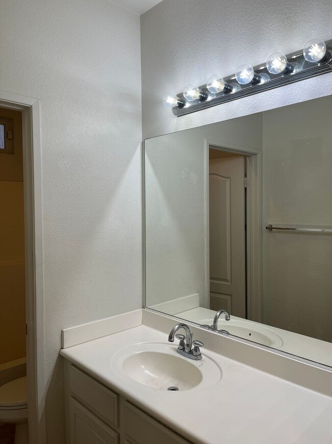 Building Photo - 3 bedroom- 2 bath Home in Victorville!