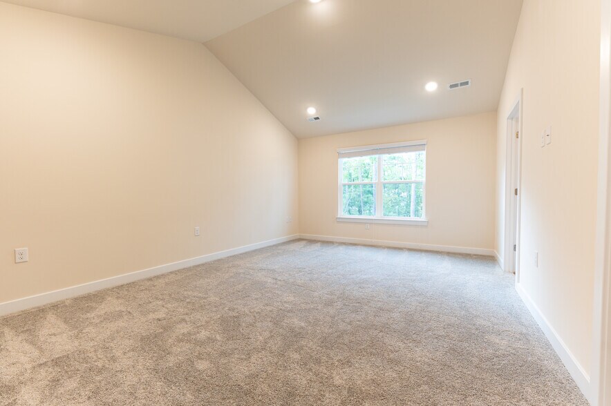 Primary Bed / Vaulted Ceilings - 3225 Gannet Ln