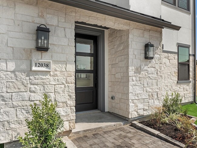 Building Photo - 12038 Royal Oaks Banner Wy