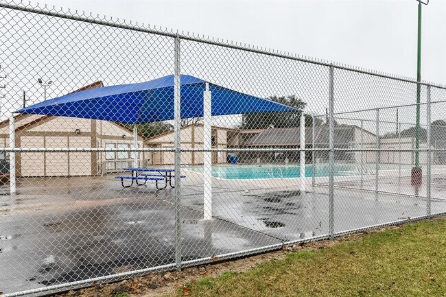 Building Photo - 6527 La Violetta Dr