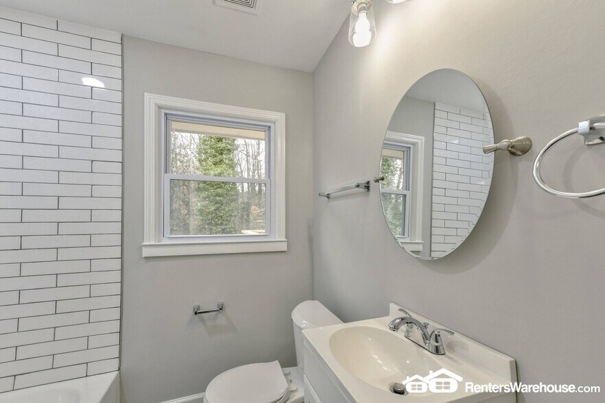 Building Photo - 2480 Rockcliff Rd SE