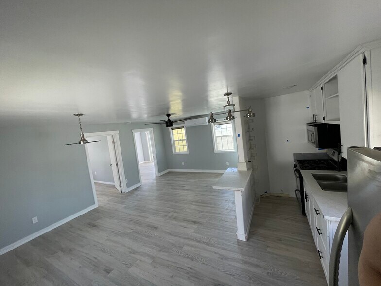 Interior - 610 W Manor Dr