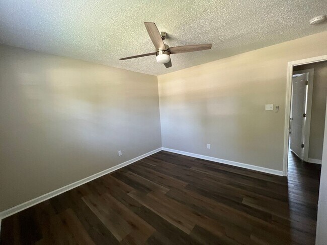 Building Photo - BEAUTIFUL 2 BEDROOM SINGLE FAMILY HOUSE