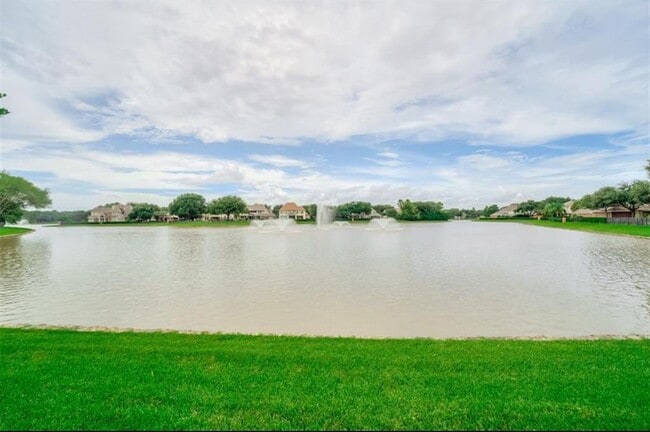 Building Photo - 626 Clarenda Falls Dr