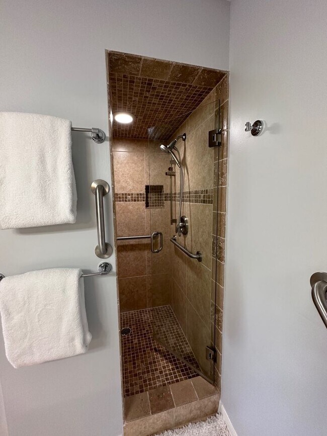 Building Photo - Renovated 1st Floor Seasonal unit in North Naples