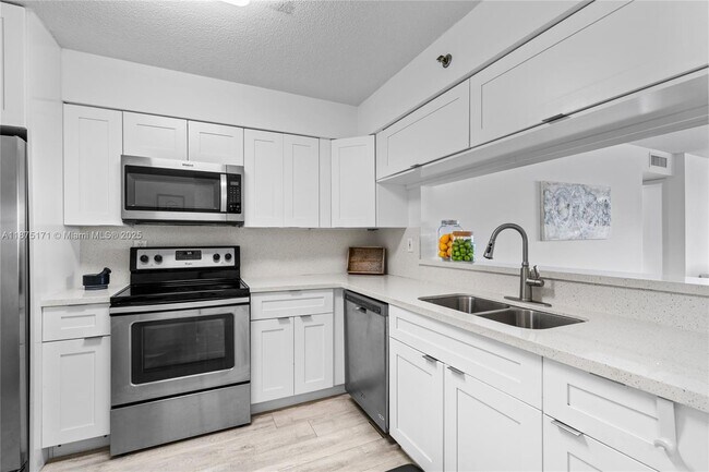 Building Photo - 5757 Collins Ave