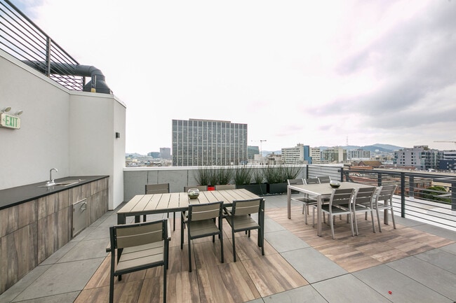 Building Photo - 719 Larkin St