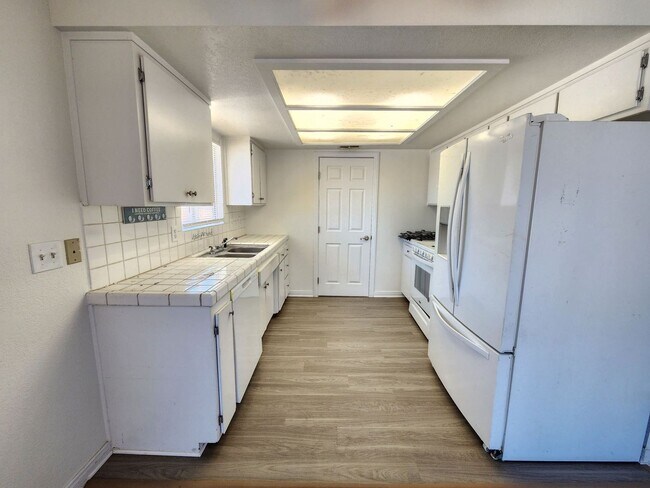 Building Photo - 3 Bedroom home ready for move in!