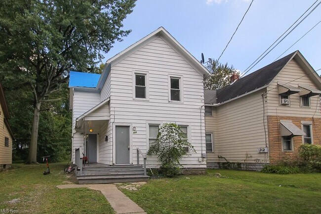 Building Photo - 653 Allyn St