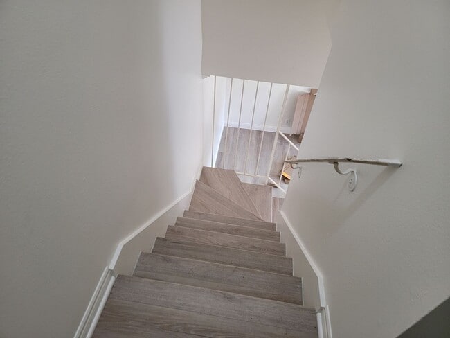 Building Photo - 3bed/1.5ba End Unit with Private Backyard & Patio