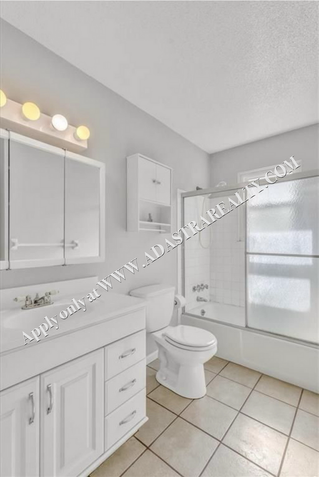 Building Photo - Beautiful 4 Bed 2 Bath Home in Olathe-Available in JULY!!