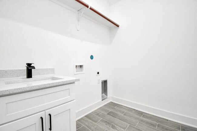 Building Photo - 519 Lovers Ln