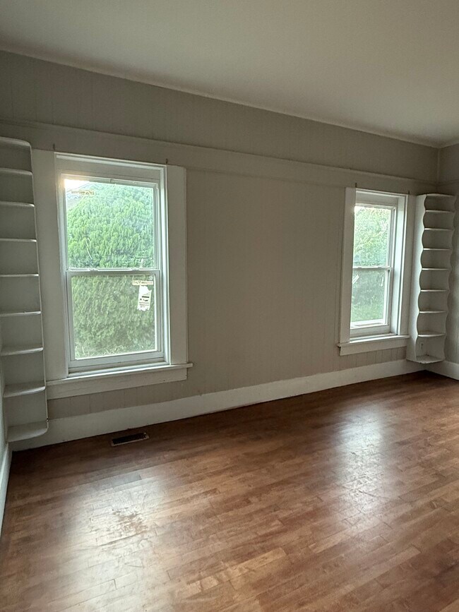 Building Photo - 808 E Oak St