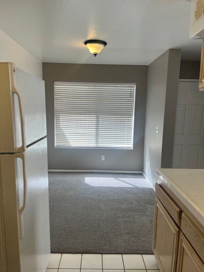 Building Photo - 3 Bedroom 2 Bathroom Townhome for Rent in Palmdale