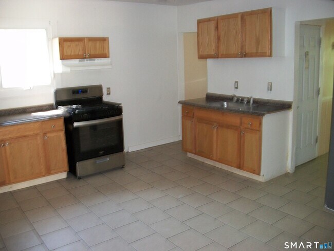 Building Photo - 27 Lilac St