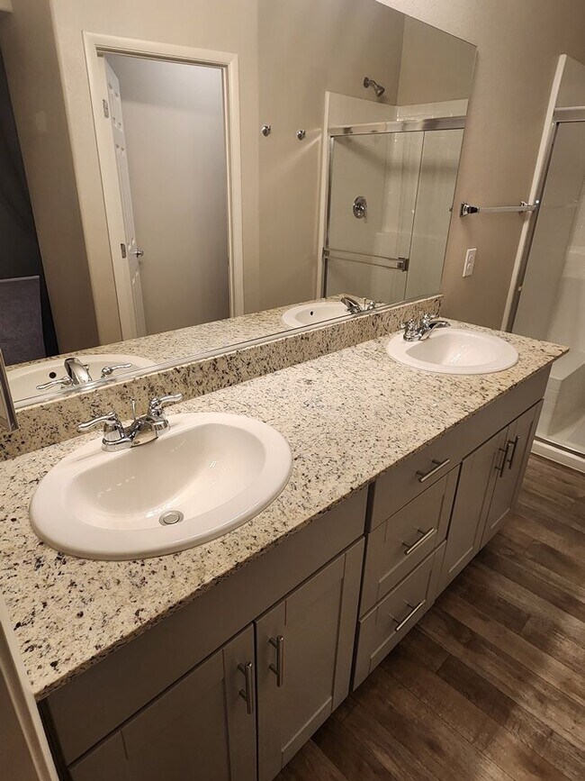 Building Photo - 3 bedroom/ 2 bath condo in gated community