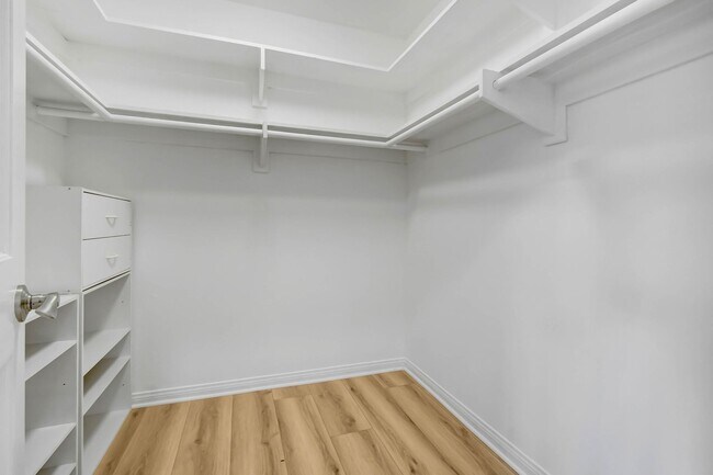 Building Photo - Rent this Beautiful 5 BEDROOM HOME NOW!