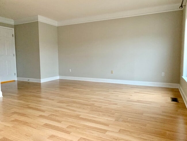 Building Photo - MUST SEE! End Unit, Electric Fireplace, Gr...
