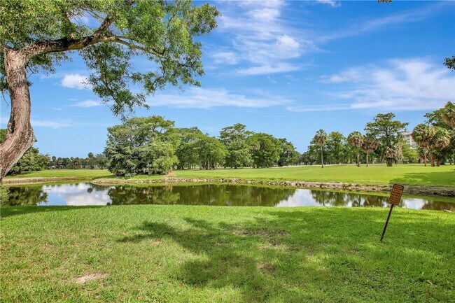 Building Photo - 4015 W Palm Aire Dr