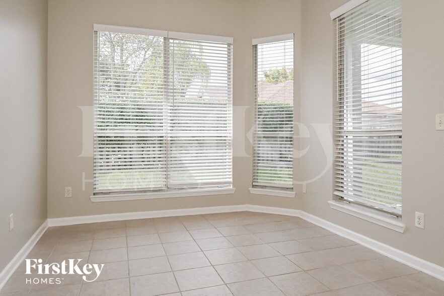 Building Photo - 2352 Longmont Dr