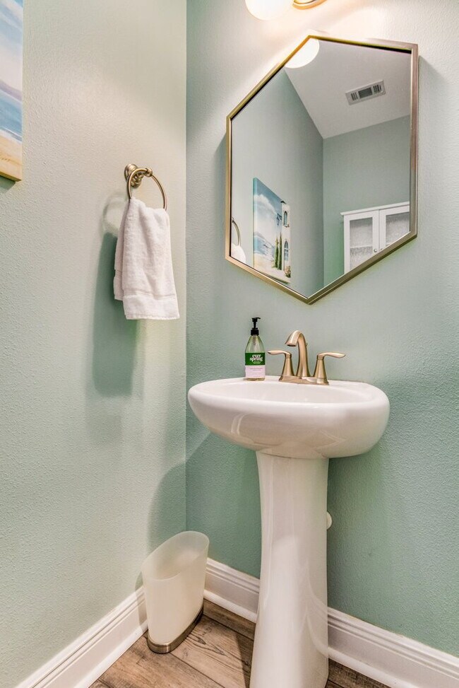 Building Photo - Bright and beautiful home in Windward Cove...