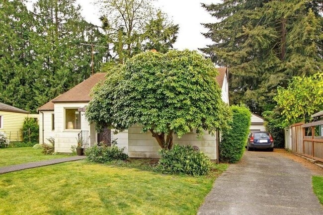 Building Photo - 3 bedroom in Seattle WA 98115