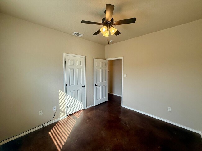 Building Photo - Beautiful 3 bedroom, 2 bathroom home in Ne...