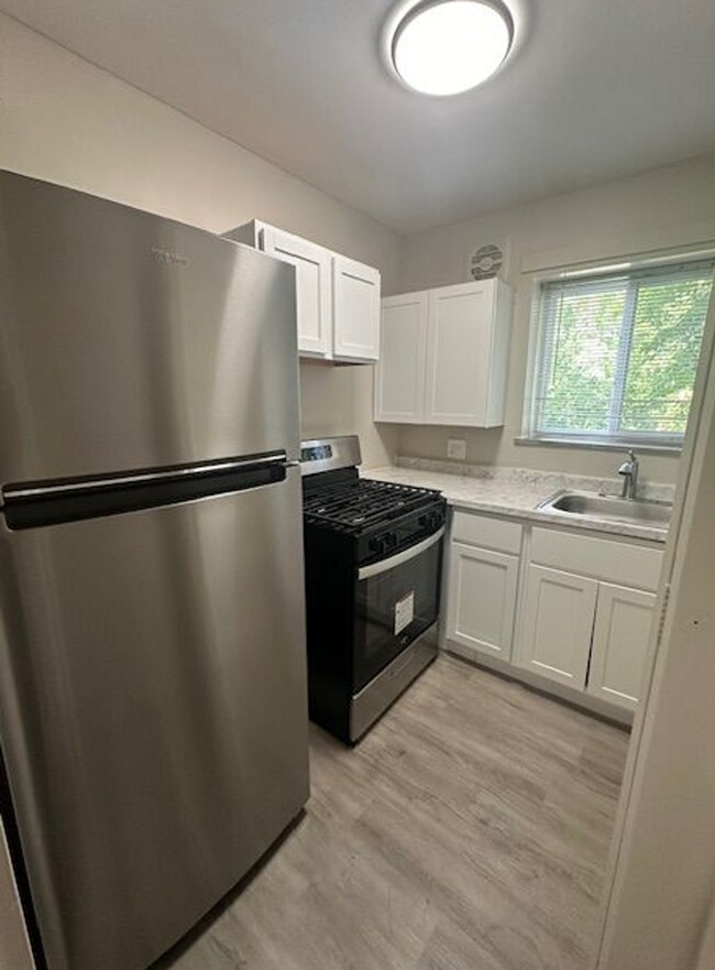 Building Photo - 2304 Riverside Dr