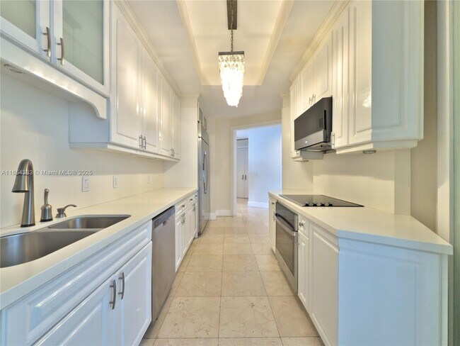 Building Photo - 848 Brickell Key Dr