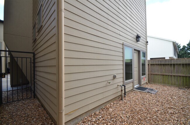 Building Photo - 2211 Hutchins St