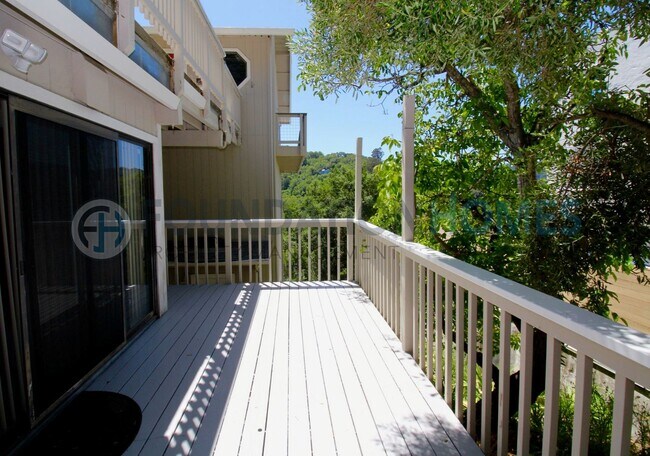 Building Photo - 93 Live Oak Ave