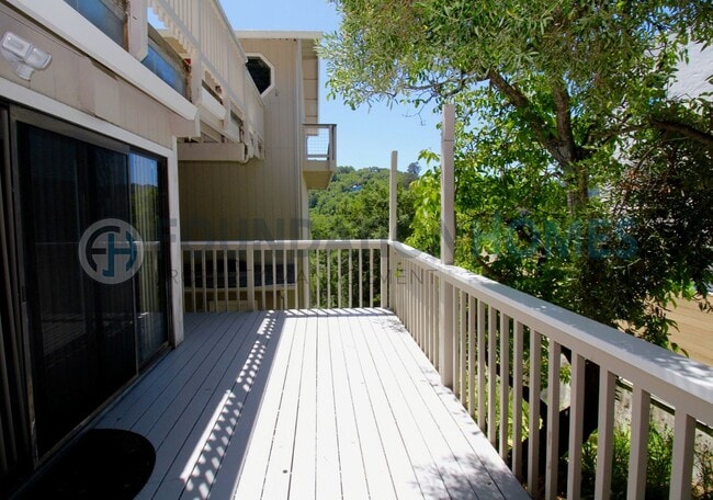 Building Photo - Hillside Fairfax Townhouse | Valley Views, 4BD + Office - FOUNDATION