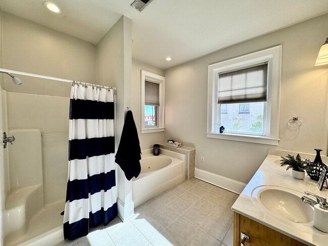 Building Photo - Amazing Garden-Style Condo Available NOW! ...