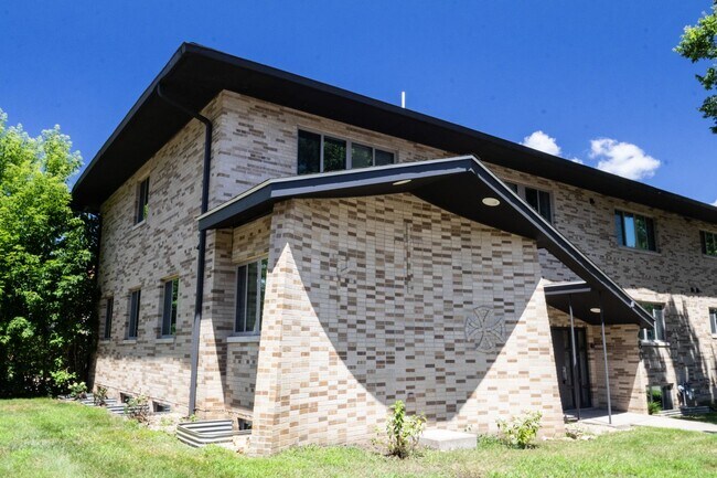 Building Photo - $1,450 / 2br - 560ft2 - RENOVATED 2BD, 1BA...