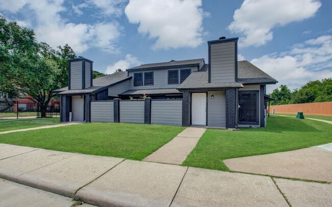 Building Photo - Remodeled 3 Bed / 2 Bath townhome at The B...