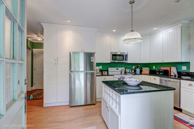 Building Photo - 6 Howe Ave