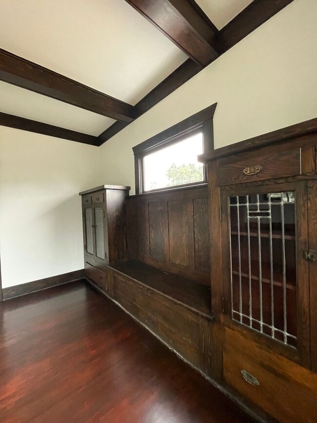 Building Photo - 4 Bedroom Home